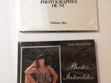 deux livres posés sur une table blanche, avec une femme en maillot de bain