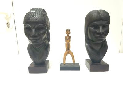 deux statues représentant un homme et une femme sur un fond blanc