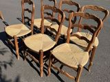 six chaises posées au milieu d'un parking