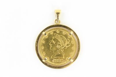un pendentif en forme de pièce d'or, avec le visage d'une femme au centre