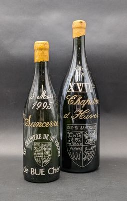 deux bouteilles de vin sont posées l'une à côté de l'autre sur une table