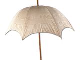 un parapluie blanc avec un manche en bois sur fond blanc
