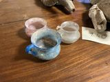 une table sur laquelle se trouvent un verre d'eau et un ours en peluche