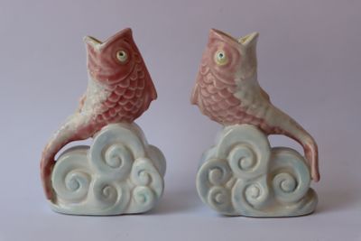 deux figurines d'oiseaux posés sur un nuage