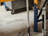 une photo d'un garage avec des outils et du matériel éparpillés sur le sol