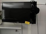 une télévision accrochée au mur de la salle de bains