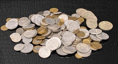 une pile de pièces d'argent et d'or sur une surface noire
