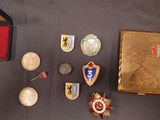 beaucoup de badges et d'autres objets posés sur une table