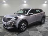 Le SUV argenté est garé sur un sol en carrelage à damier.