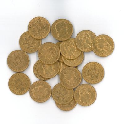 une pile de pièces d'or posée sur une surface blanche