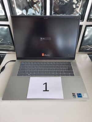un ordinateur portable posé sur une table sur laquelle est inscrit le chiffre 1