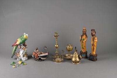 un grand nombre de figurines posées sur une table
