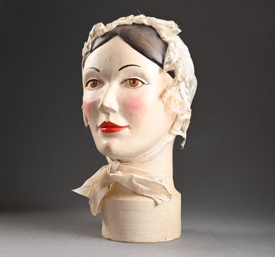 une tête de femme en céramique, coiffée d'un foulard