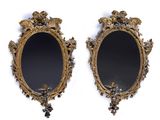 deux miroirs ovales ornés de motifs décoratifs sur les côtés