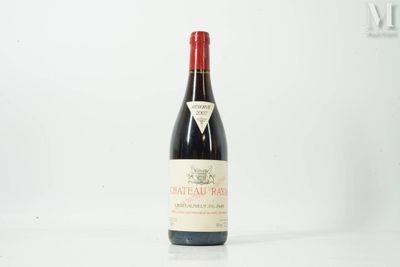 une bouteille de vin posée sur une table