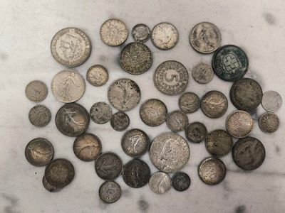 a lot of coins that are on the table