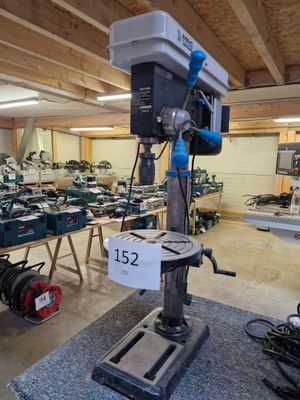 une machine placée au milieu d'une pièce