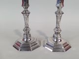paire de bougeoirs en argent à rayures rouges et bleues