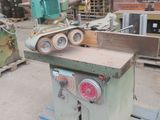 une machine posée sur une palette dans un entrepôt