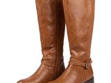 une paire de bottes marron pour femme sur fond blanc