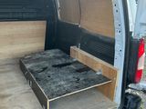 un petit lit à l'arrière d'une camionnette