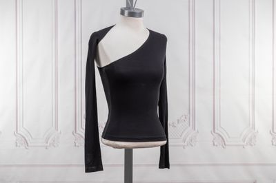 haut noir à une épaule et à manches longues, présenté sur un mannequin de vitrine