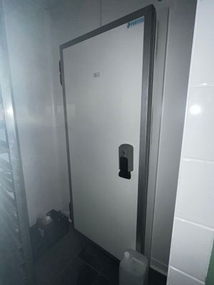 une petite salle de bains avec des toilettes et une cabine de douche