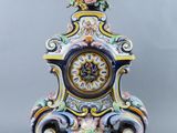 une horloge posée sur un meuble