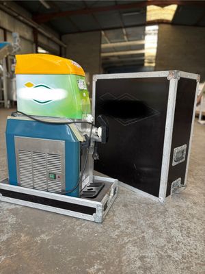 une petite machine posée à côté d'une boîte