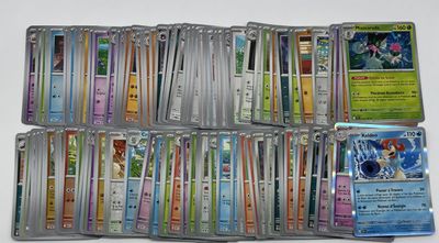 beaucoup de cartes pokemon sur la table