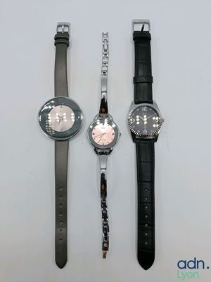 trois montres différentes posées les unes à côté des autres sur une table