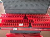 une vitrine remplie de nombreux bacs rouges dans un magasin