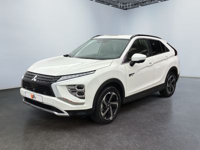 Un SUV blanc est garé dans une grande pièce.