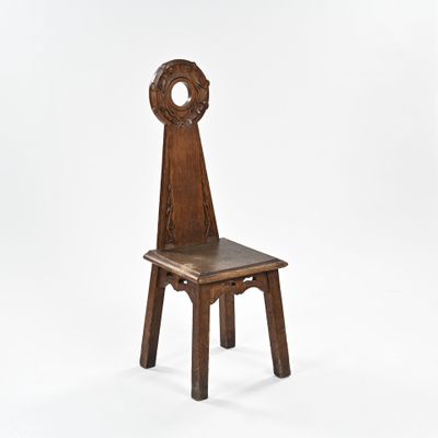 une vieille chaise en bois avec une assise en bois sur fond blanc