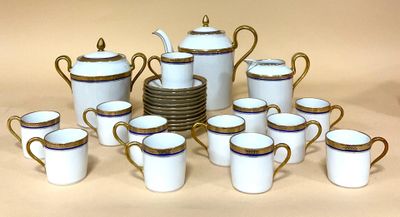 beaucoup de tasses et une théière sur la table