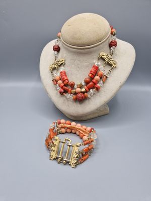 un collier, un bracelet et un ensemble de bracelets présentés sur un présentoir pour mannequin