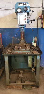 une machine posée sur une table dans une pièce