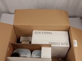 un carton contenant quelques objets, posé sur un lit
