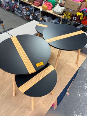 deux tables noires posées sur une table en bois dans un magasin