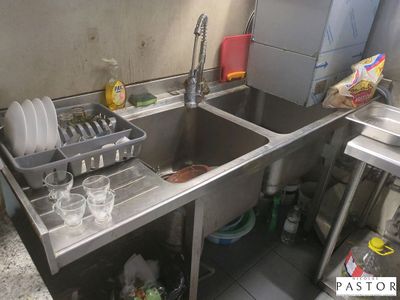 un évier rempli de vaisselle