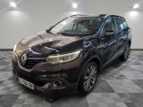 vue de face d'une voiture noire garée dans un garage