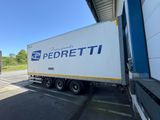 un camion garé devant un bâtiment