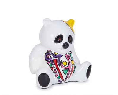 un petit ours blanc avec une couronne sur la tête