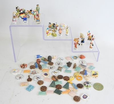 tout un tas de petites figurines posées sur une table