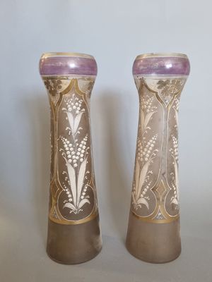 deux vases posés l'un à côté de l'autre sur une table