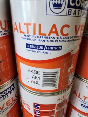 plusieurs pots de peinture sont empilés les uns sur les autres