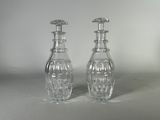 deux vases en verre transparent posés sur une surface blanche
