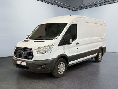 La camionnette blanche est garée dans la grande salle du bâtiment.