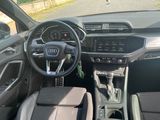 l'intérieur d'une voiture avec un volant, un tableau de bord et les commandes du tableau de bord
