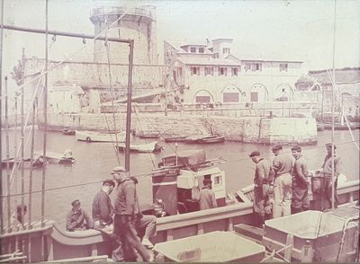 de nombreux hommes debout sur un bateau dans l'eau